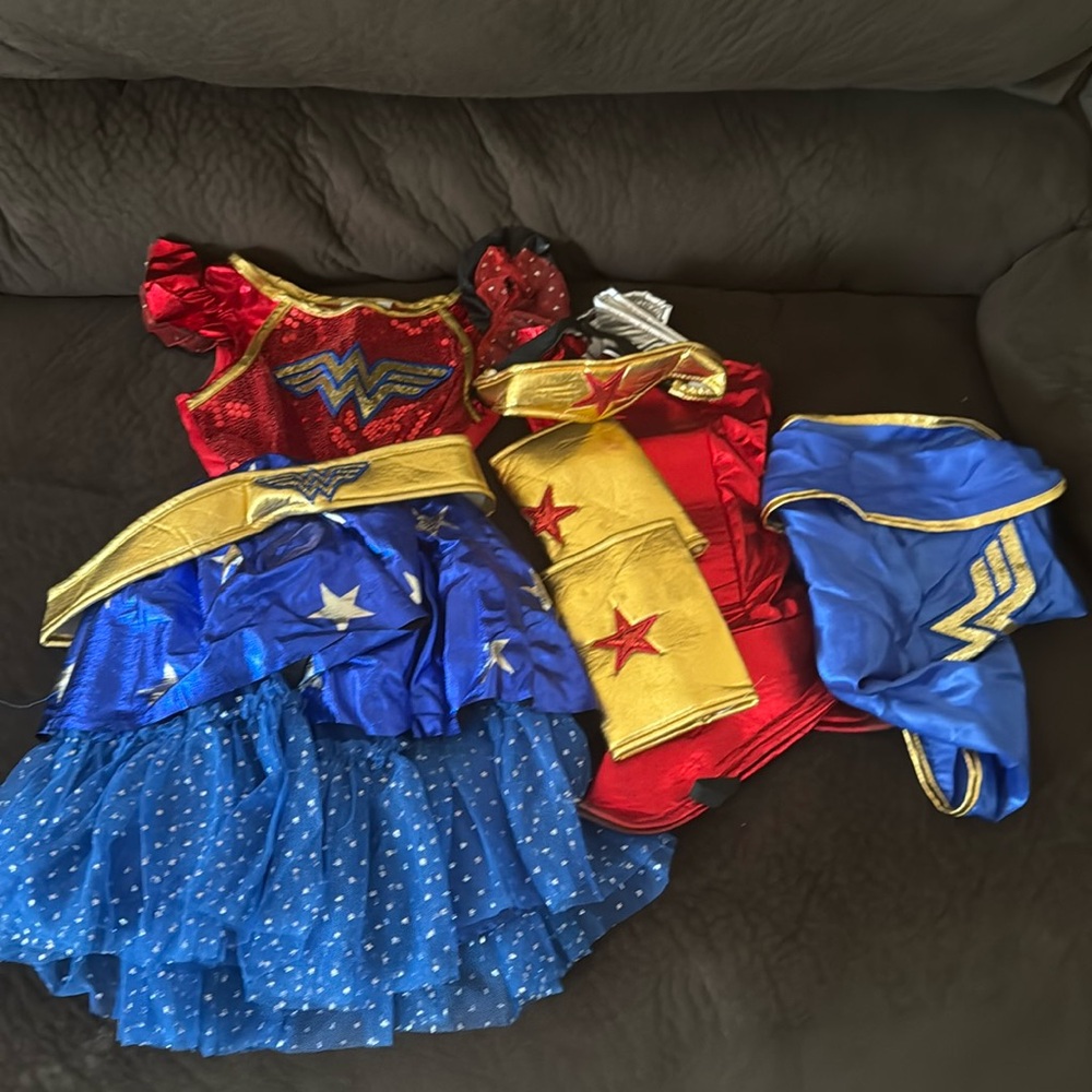 Kids wonder women costumes size small